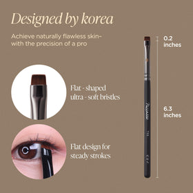 Piccasso flat eyeliner brush bristles soft and gentle for delicate eye areas.