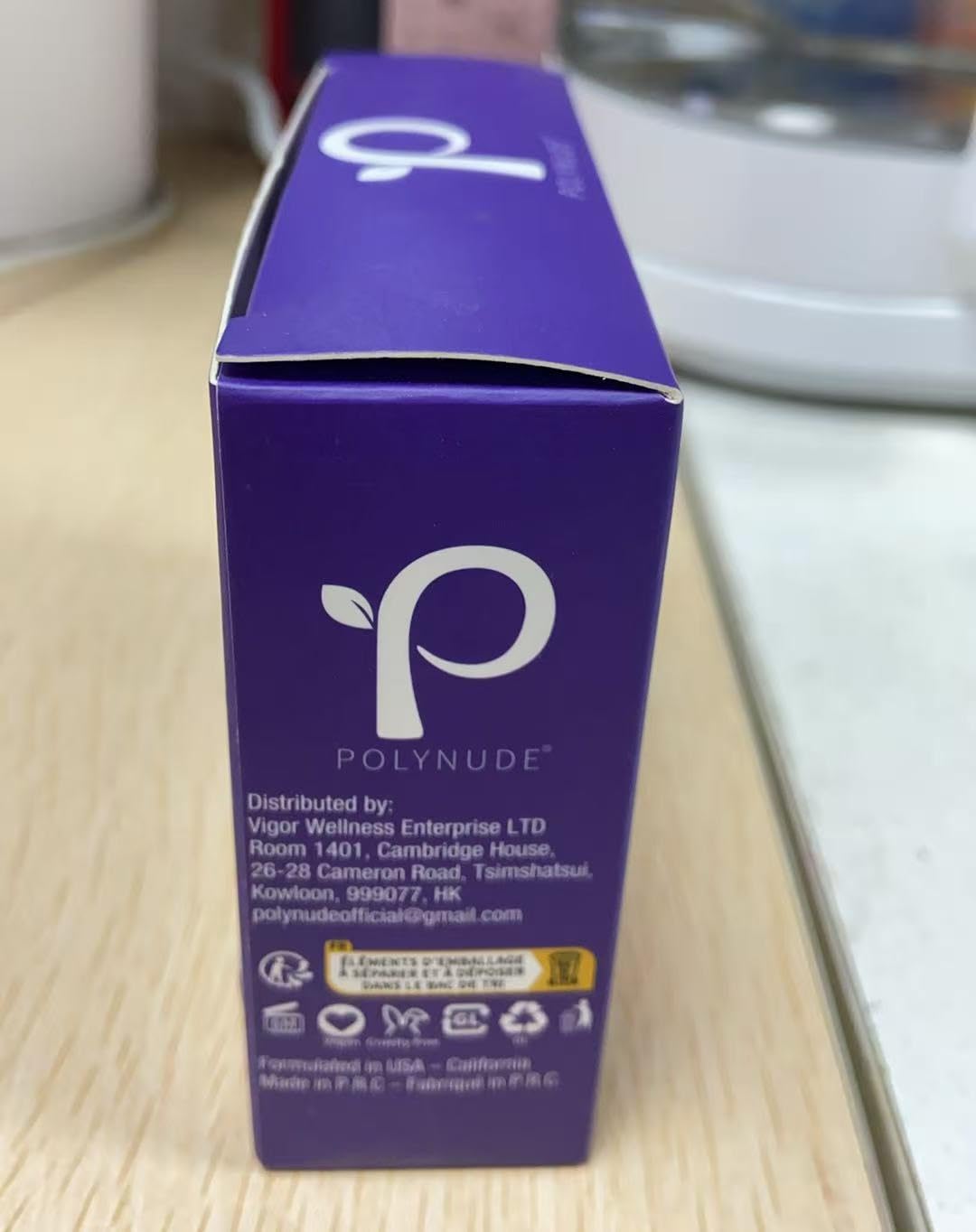 Polynude bottle with light scent during gentle removal