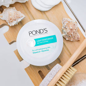 POND'S Light Moisturiser back of bottle shows ingredients including Vitamin E and glycerine.