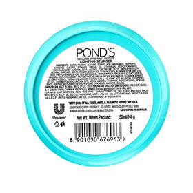 POND'S Light Moisturiser bottle closeup highlights non-oily, fresh finish.