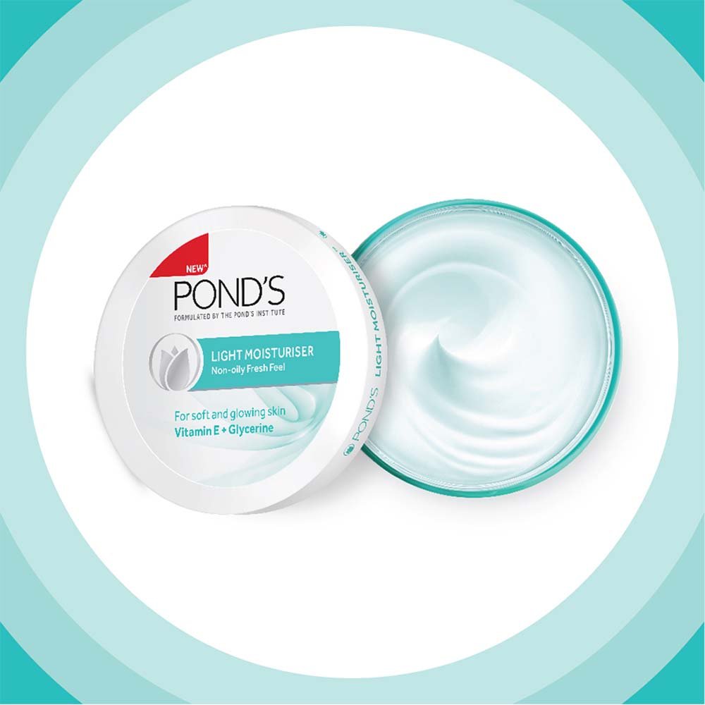 POND'S Light Moisturiser on-the-go usage for fresh skin midday.