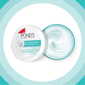 POND'S Light Moisturiser on-the-go usage for fresh skin midday.