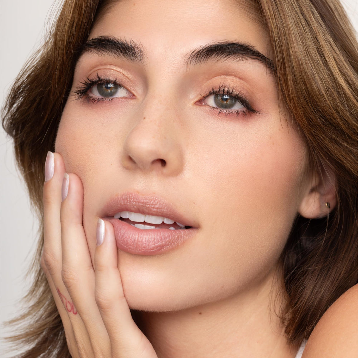 Poppy & Pout Charlie shade on lips for everyday wear.