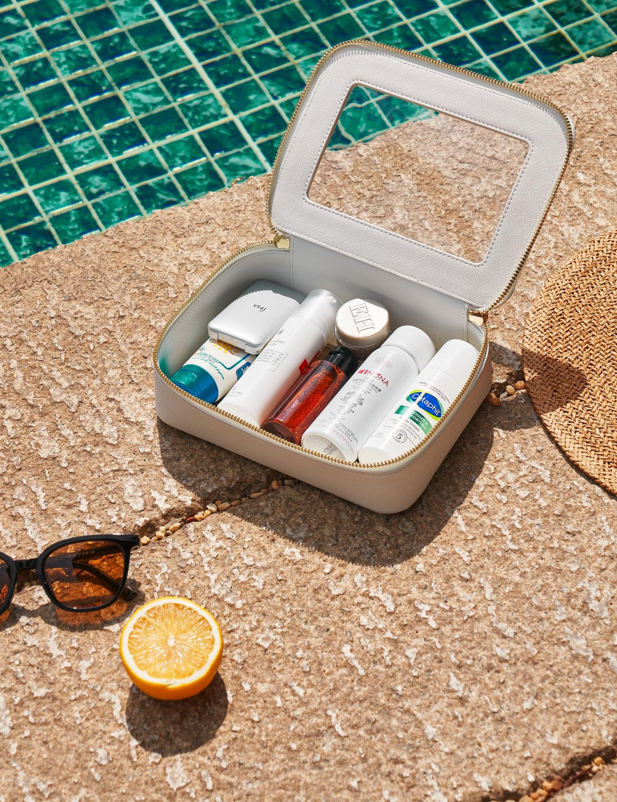 Popvibe Zipper closure keeps cosmetics secure during travel.