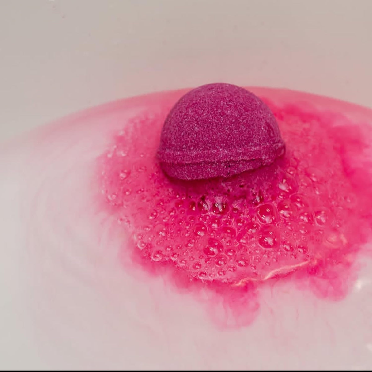 POPYHMLT natural materials bath bomb, gentle on skin and moisturizing