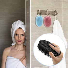 PQRUU green silicone scrubber promotes exfoliation and skin circulation in the shower.