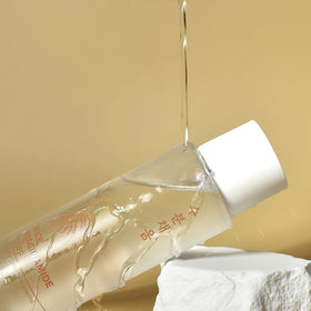 PRETTYSKIN Rice Extract Toner bottle close-up, highlighting non-sticky, matte texture for quick absorption.