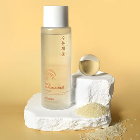 PRETTYSKIN Rice Extract Toner texture close-up shows lightweight hydration and fast sink-in.