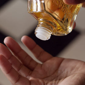 Proraso sandalwood aroma enhances the shaving ritual.