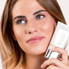 Pur Minerals 4-in-1 bottle cap close-up highlights user-friendly design
