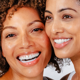 PÜR MINERALS Chisel Brush in-use applying powder for a flawless finish.