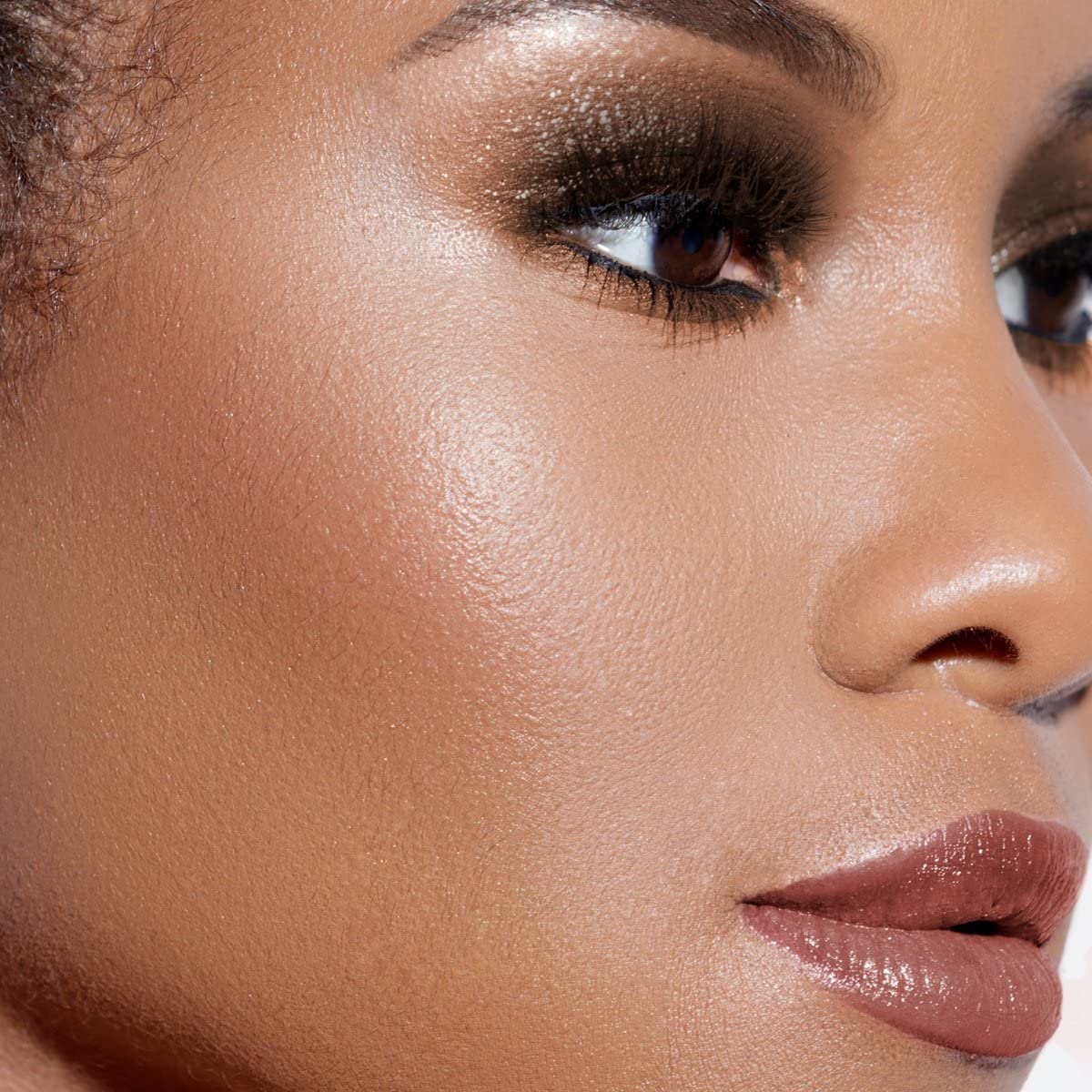 PÜR MINERALS Glow Illuminating Bronzer on cheek for subtle contour and warmth