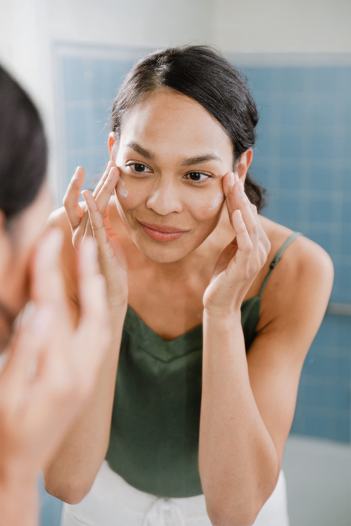 Sleek packaging of PÜR MINERALS primer tube on vanity display