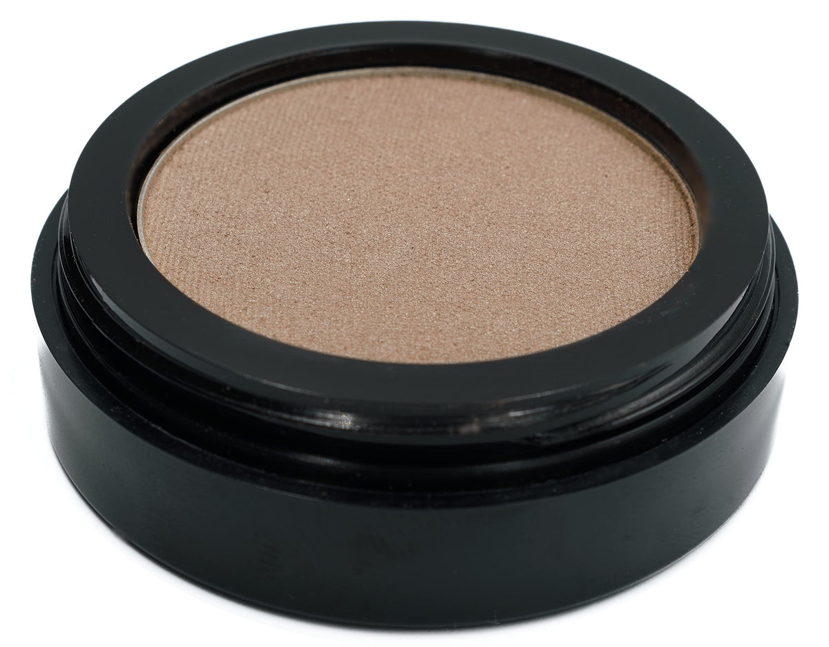 Pure Ziva Sand Beige lid application as a neutral base for daily looks