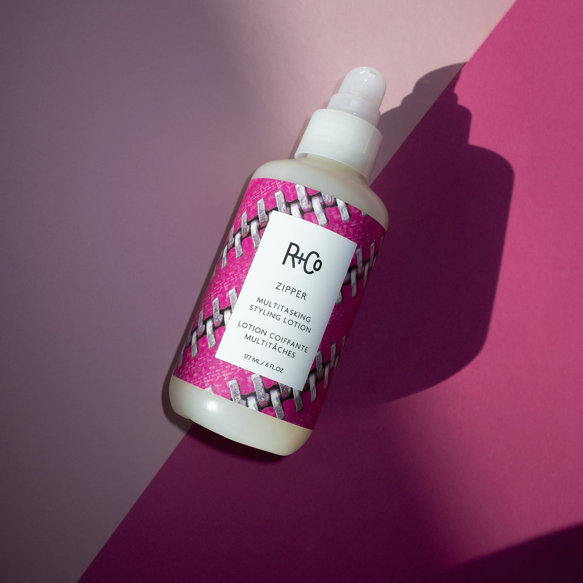 R+Co Zipper scent Dark Waves delivers a warm, signature fragrance.