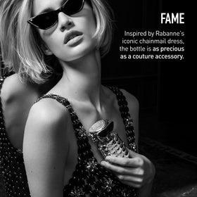 Woody scent visualization of Fame Parfum against a dark backdrop.