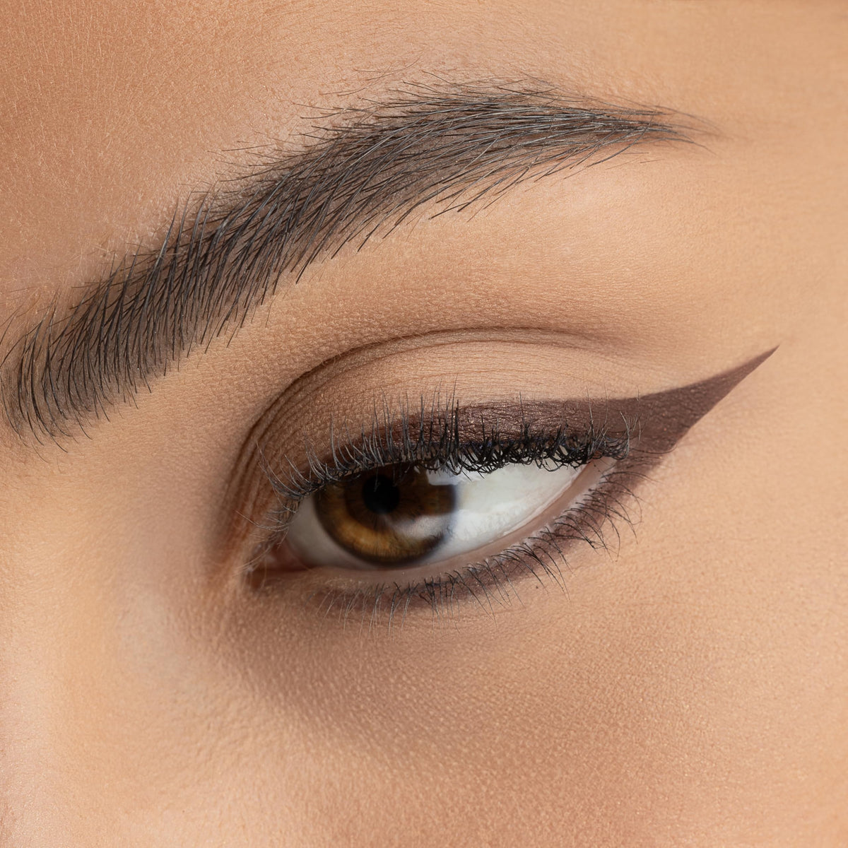 Radiant Professional Eyeliner Chocolate 03 swatches reveal rich pigment for versatile looks.