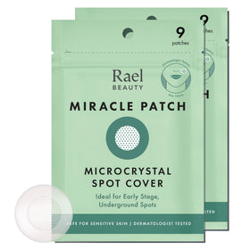 Rael Pimple Patches on early-stage blemish provide discreet coverage.