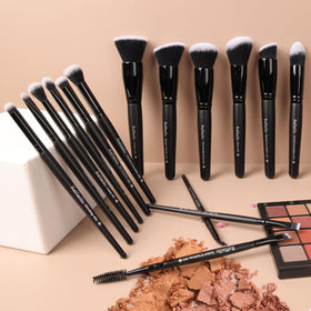 Raffaello brow/liner brush for defined, controlled lines