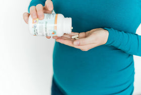 Raise Them Well bottle showing immune-support icons for vitamin C and D3