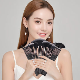 Real Perfection liner angled brush for accurate lash line