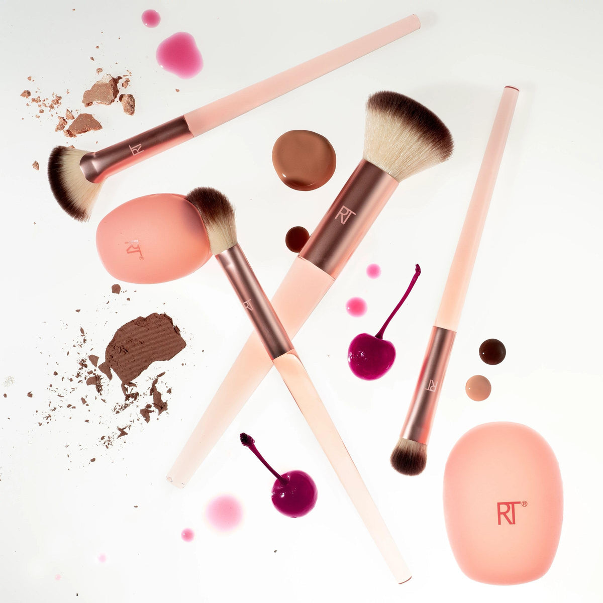 Real Techniques medium silicone brush cover keeps larger heads clean and organized.