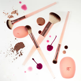 Real Techniques medium silicone brush cover keeps larger heads clean and organized.