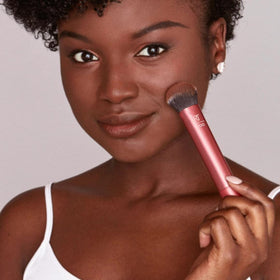 Real Techniques expert brush demonstrating controlled medium to full coverage for a natural finish.