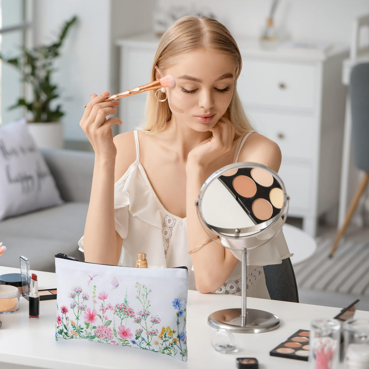 Reginary daily cosmetics organizer bag is lightweight and easy to carry.