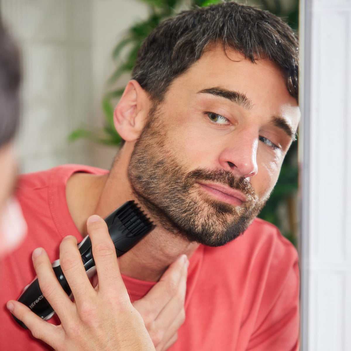 Remington MB 320 C pop-up trimmer enables precise detailing.