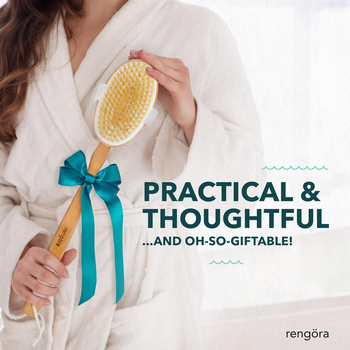 Rengöra long-handle back scrubber shown in shower delivering full-body reach.