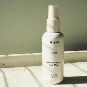 REVERIE Natural Mare Sea Mist spray demonstrates easy application for waves