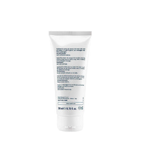 Rilastil Stretch Mark Cream texture closeup highlights a creamy, fast-absorbing formula.
