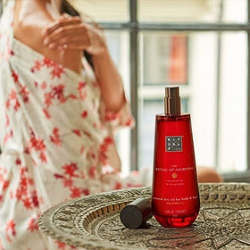 RITUALS Ayurveda Dry Oil VATA application on skin for quick absorption.