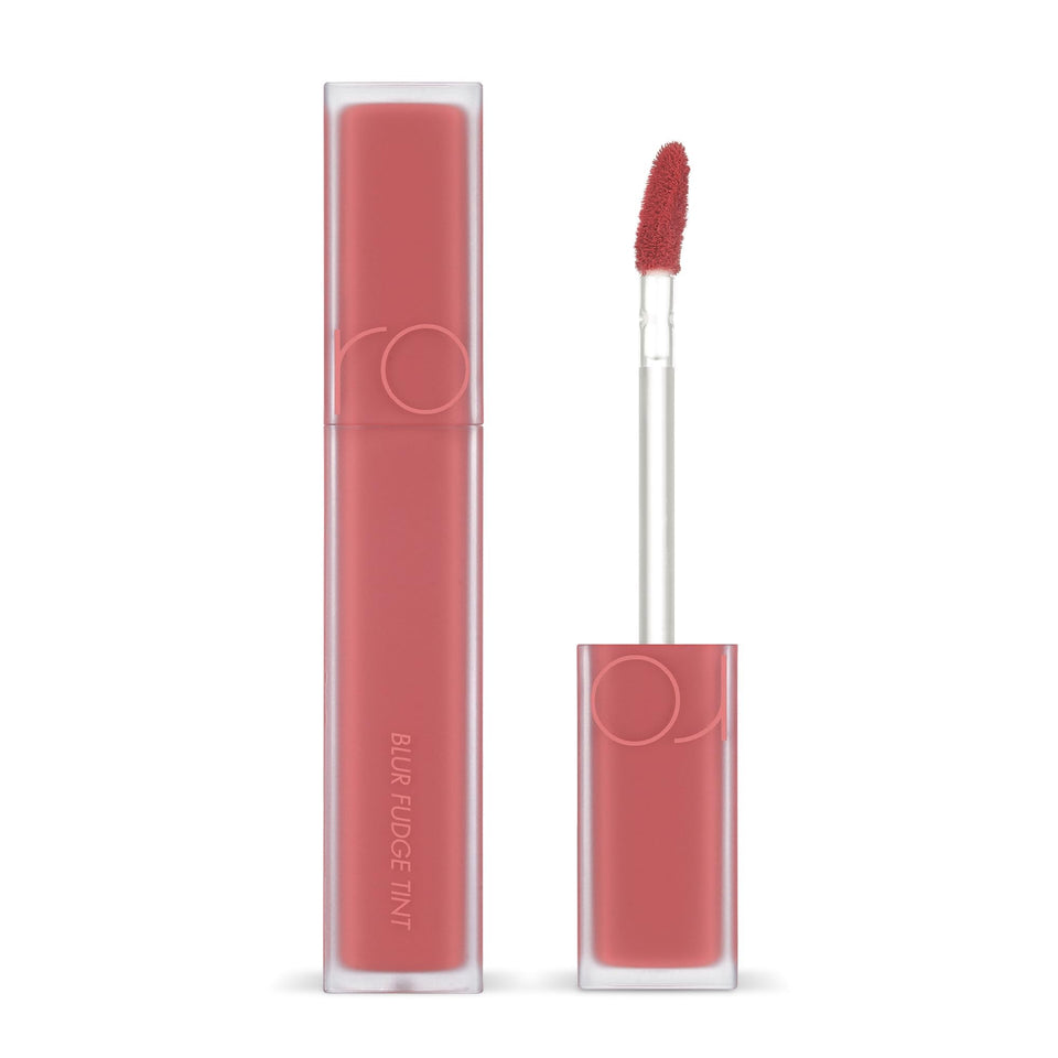 rom&nd Blur Fudge Tint on lips for a velvety, light blur color.