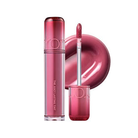 romnd The Juicy Lasting Tint #15 Bare Fig on lips, radiant gloss and long-wear color.