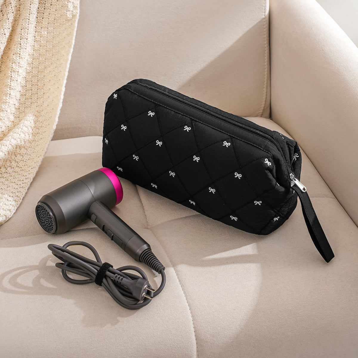 RSRSLEII waterproof quilted exterior protects gear during travel