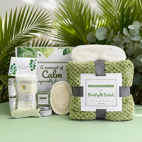 Rutdelfee Green-Themed Box presents a thoughtful presentation for gifting.