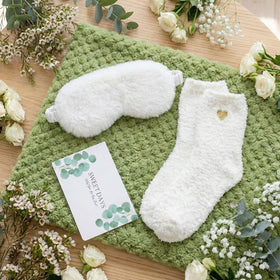 Rutdelfee Gift Basket includes a plush blanket for cozy evenings at home.