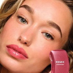 Saie GlossyBounce applicator applying lip oil with precision