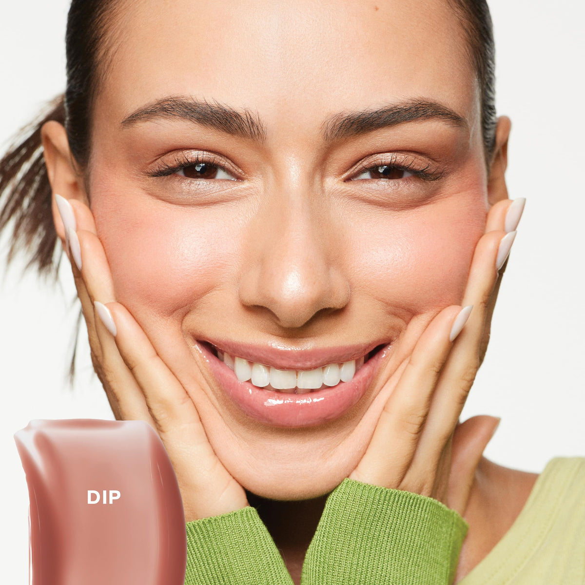 Saie Glossybounce applicator dab demonstrates precise lip coating.