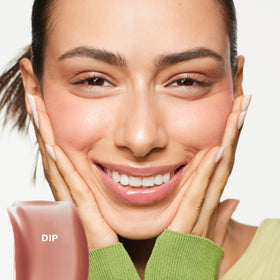 Saie Glossybounce applicator dab demonstrates precise lip coating.
