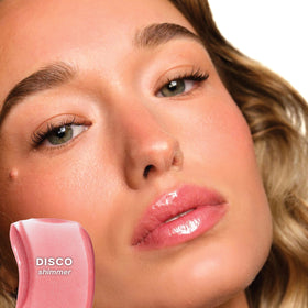 Close-up of the doe-foot applicator applying Glossybounce.