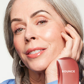 Saie GlossyBounce doe-foot applicator applying a precise, non-sticky shine