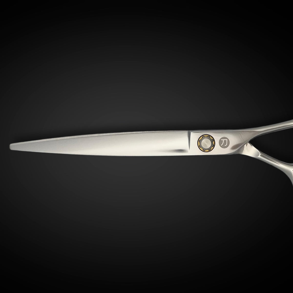 Saki Shears Musashi ergonomic handle design for comfortable all-day cutting.