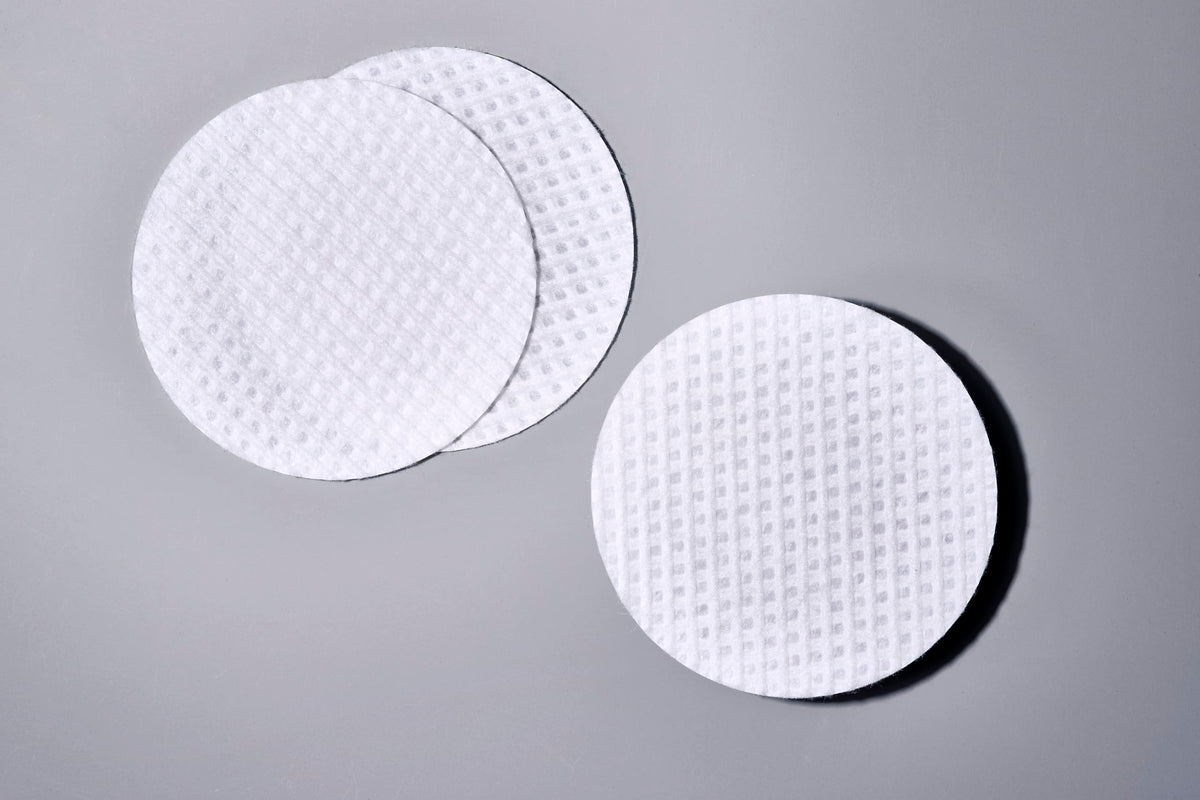Sanitas niacinamide formula close-up emphasizing discoloration reduction and even tone
