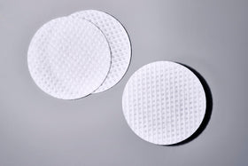 Sanitas niacinamide formula close-up emphasizing discoloration reduction and even tone