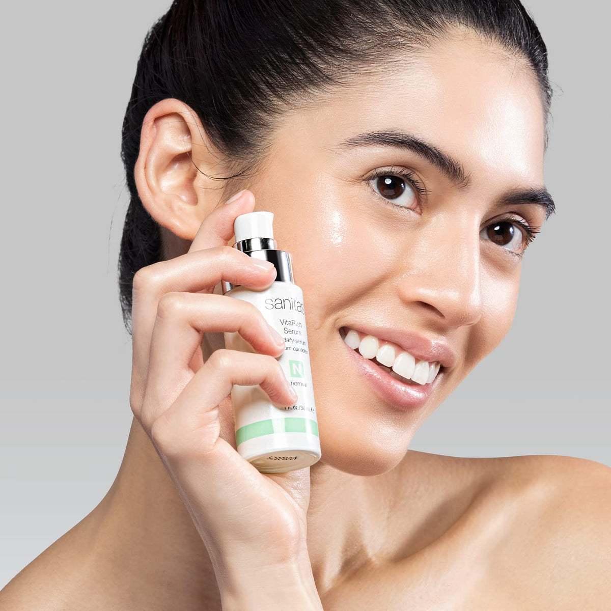 Sanitas VitaRich Serum ingredient glass dish displays vegan squalane and sunflower oil for moisture.