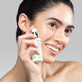 Sanitas VitaRich Serum ingredient glass dish displays vegan squalane and sunflower oil for moisture.