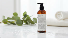 Santal 33 shampoo ingredients highlight Vitamin E and Aloe Vera hydration.